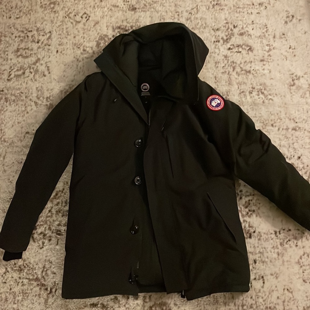 Men’s size large Canada Goose Jacket!! Barely worn, in great condition!